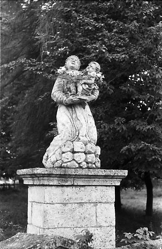 1988 р. Скульптура біля костелу (Марія…