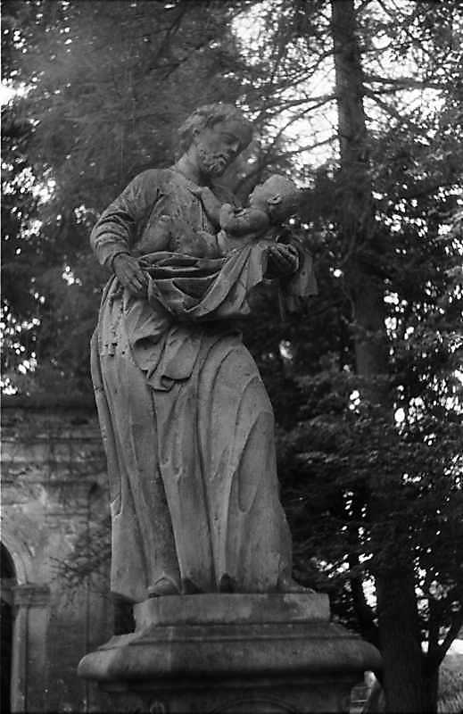 1988 р. Скульптура біля костелу (св.…