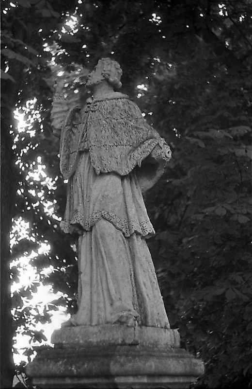1988 р. Скульптура біля костелу…