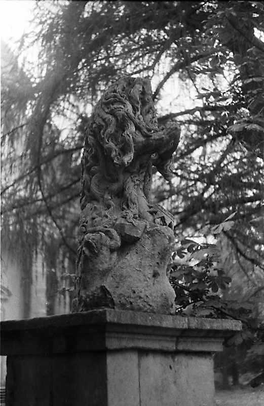 1988 р. Скульптура біля костелу…