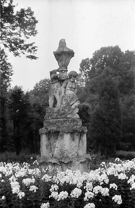 1988 р. Скульптура в парку на південь…