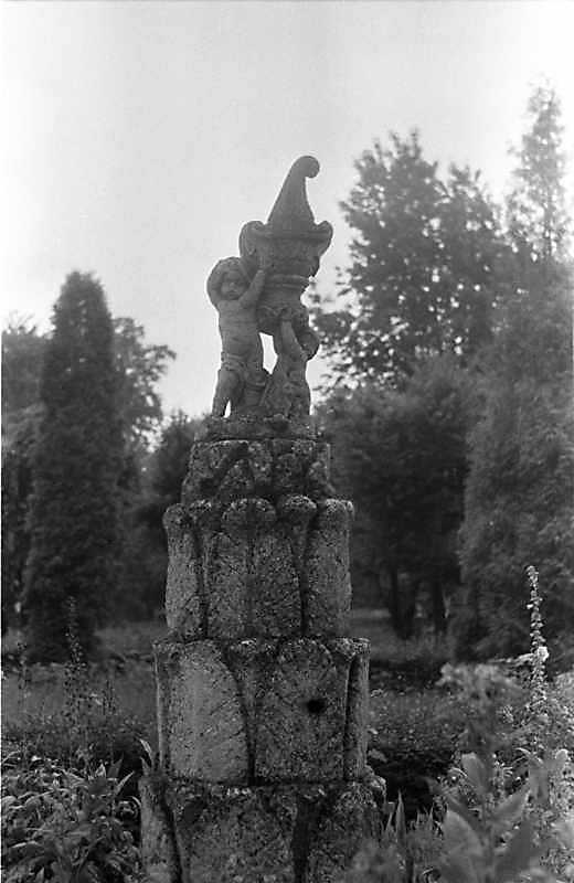 1988 р. Скульптура в парку на південь…