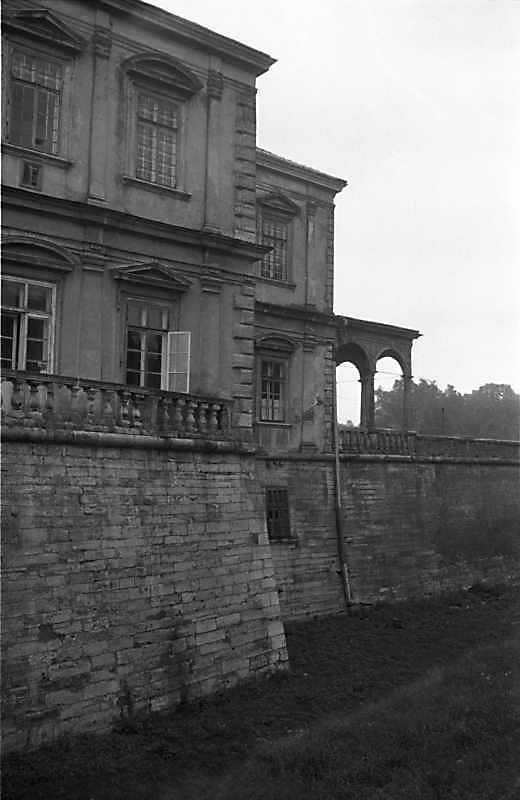 1988 р. Фрагмент західного фасаду.…