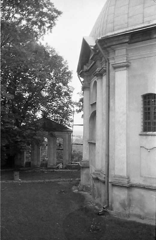 1988 р. Дзвіниця і бічний фасад…