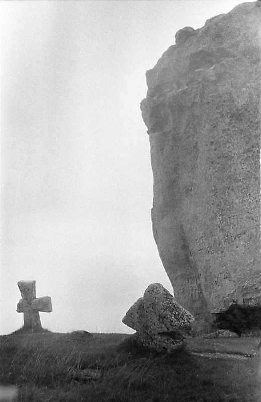 1988 р. Хрести на тлі каменю