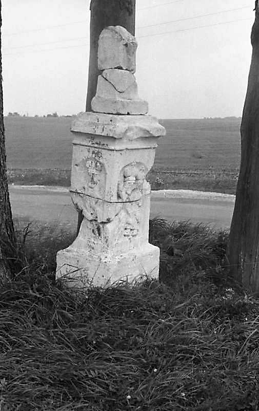 Придорожний стовп по дорозі з…