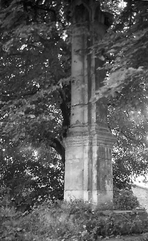 1988 р. Колона біля церкви. Нижня…