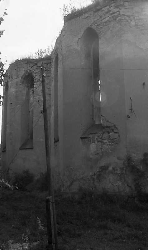 Південне рамено трансепту і вівтар