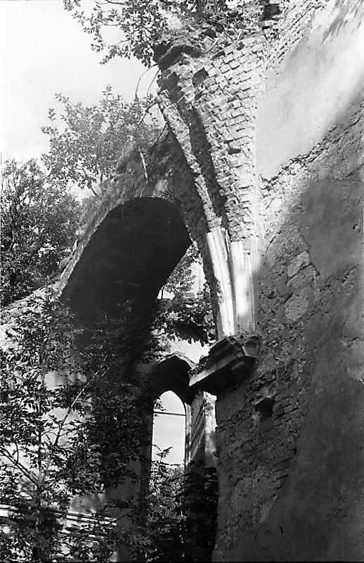 1988 р. Фрагмент інтер’єру з аркою…