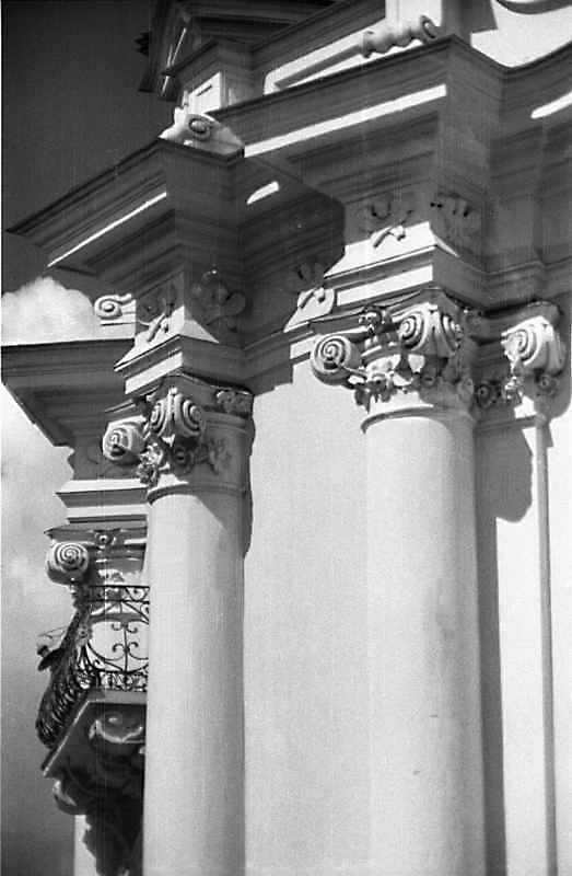 Колонада першого ярусу