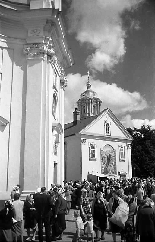 1988 р. Фрагмент східної башти костелу…