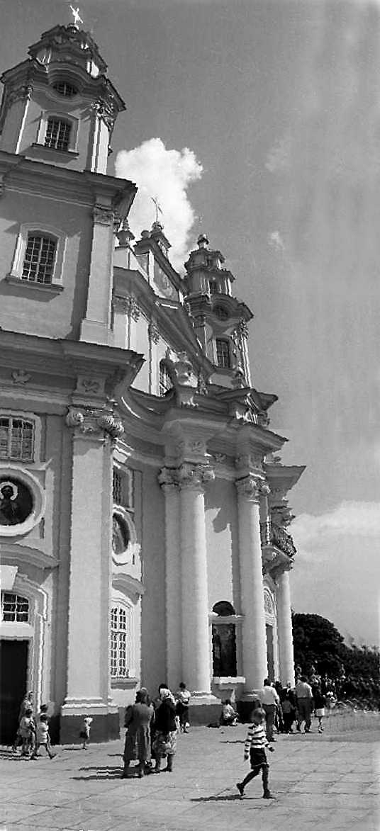 1988 р. Головний фасад у ракурсі.…