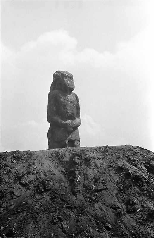 1989 р. Давня кам’яна скульптура на…