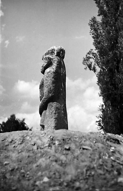 1989 р. Давня кам’яна скульптура на…