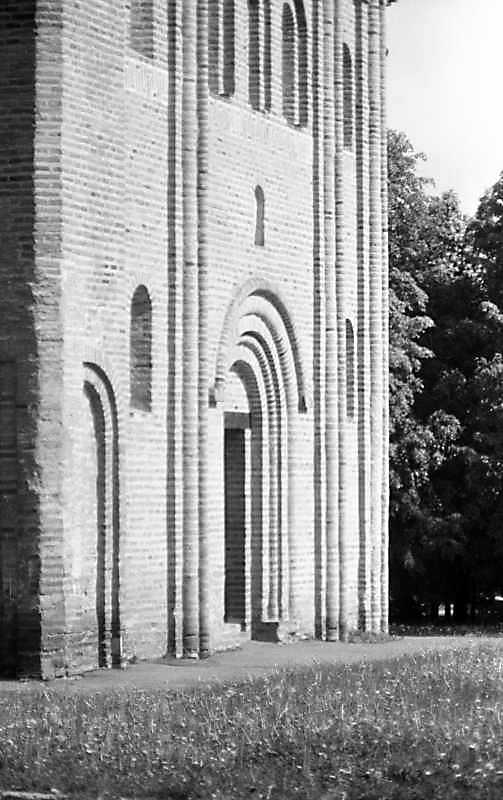 Нижня частина південного фасаду