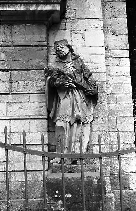 1989 р. Скульптура біля дзвіниці