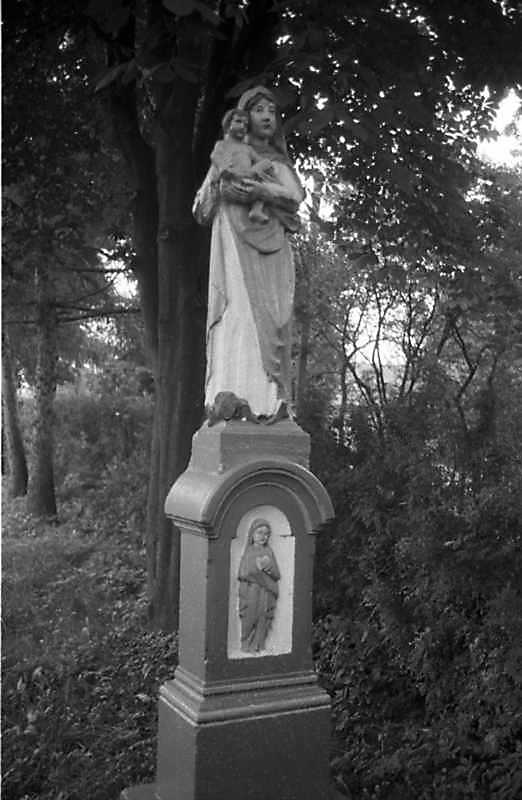 1989 р. Фігура богородиці з немовлям…