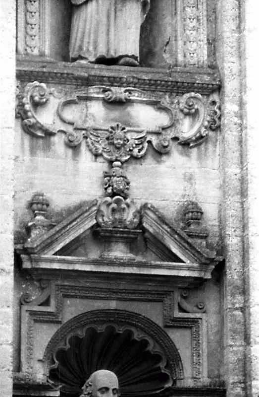 Картуш між нішами