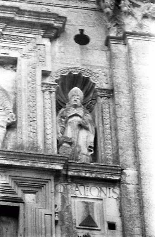 Постать єпископа в правій ніші