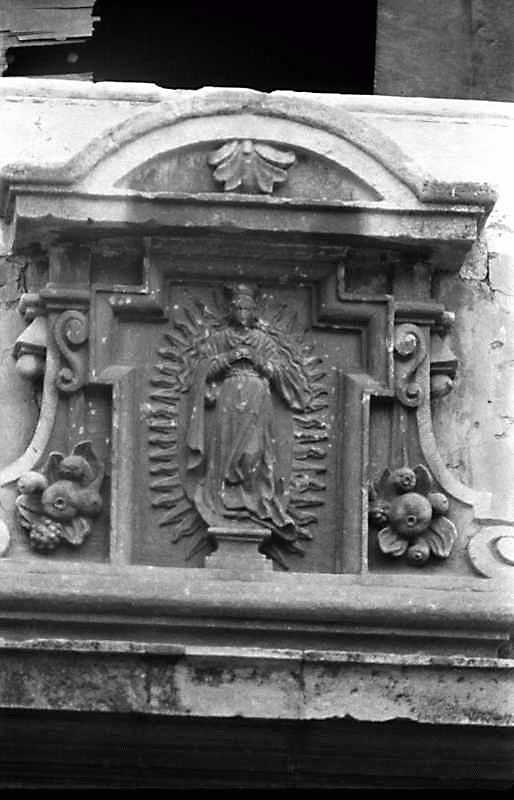 Фронтон з рельєфом “Непорочне зачаття”