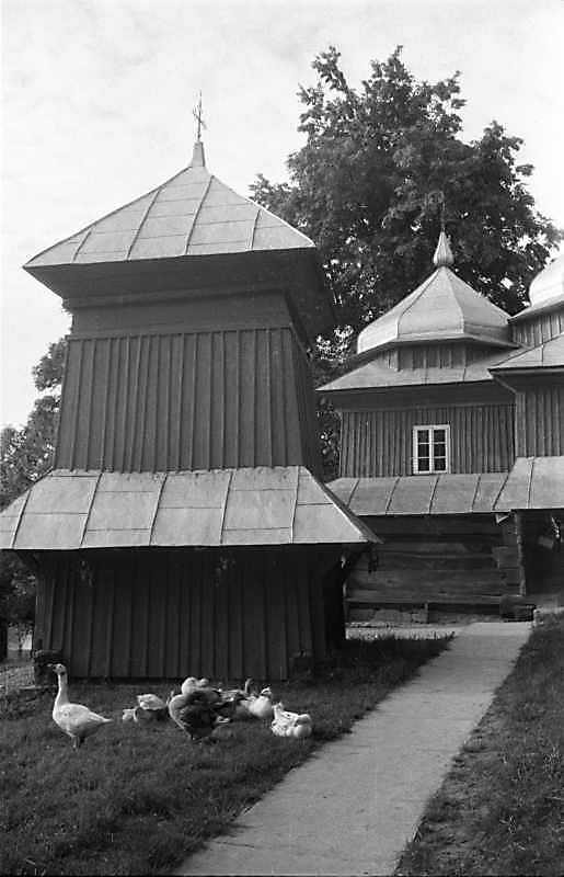 1989 р. Дзвіниця і бабинець церкви.…