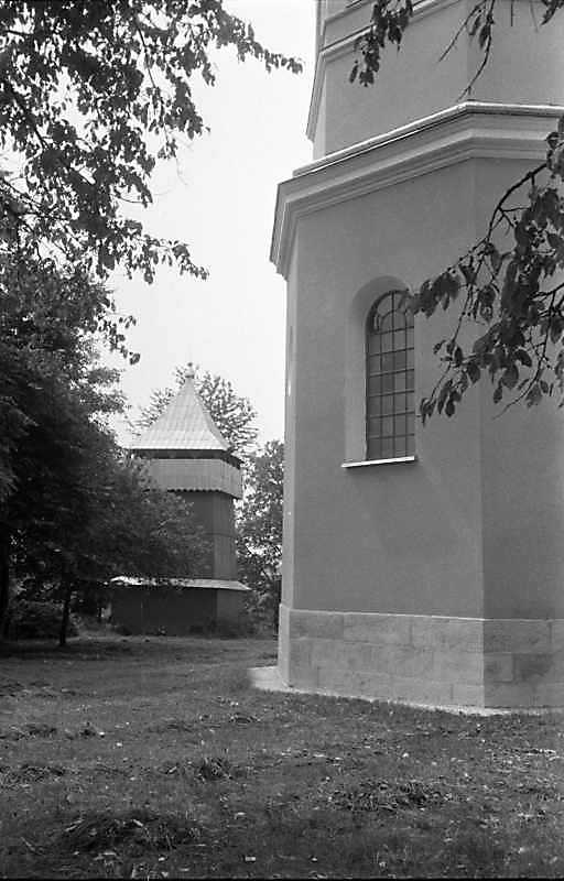 1989 р. Дзвіниця і вівтар церкви.…