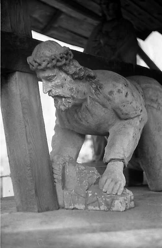 Півпостать