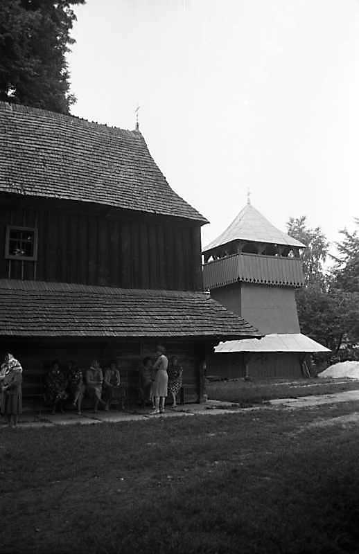 1989 р. Вівтар церкви і дзвіниця.…