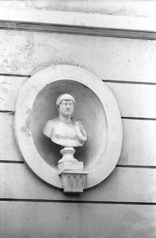 Бюст у західній ніші північного фасаду