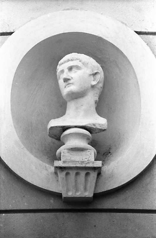Bust of the ancient hero (2) - palace…