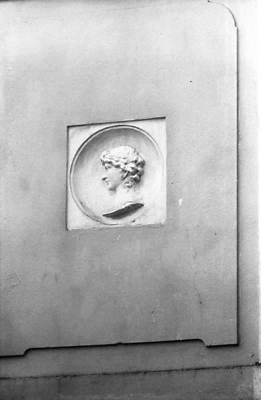 Барельєф (4-й від лівого краю)