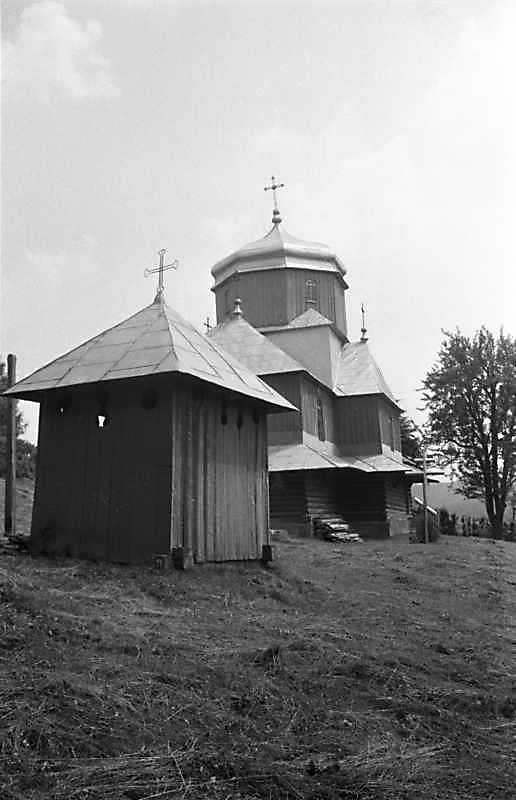 1989 р. Дзвіниця і церква. Вигляд з…