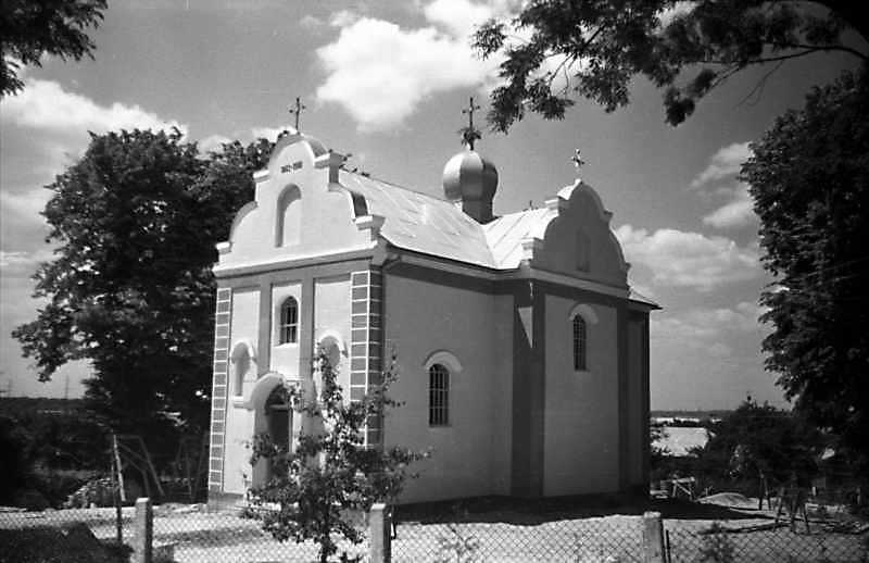 Церква 1988 р. розташована в центрі села. Вівтарем вона орієнтована на захід.… Церква св. Миколи