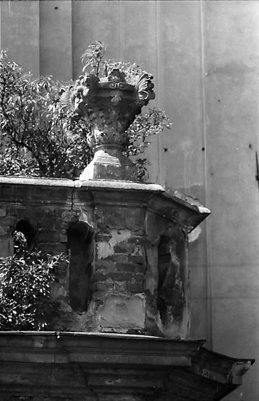 Акротерій на притворі