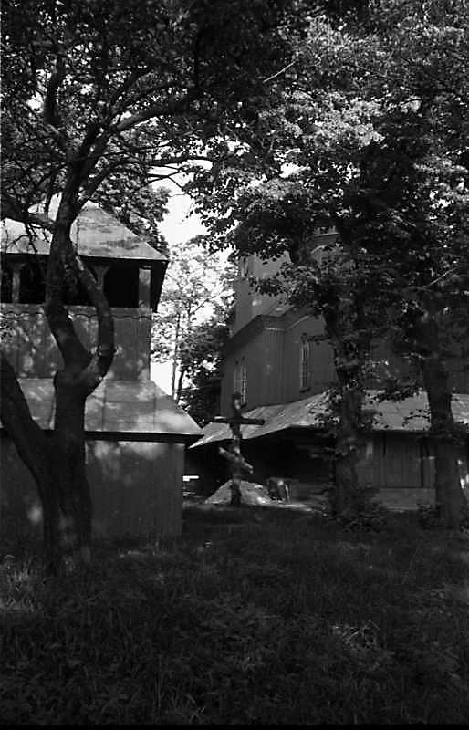 1989 р. Дзвіниця і церква. Вигляд із…