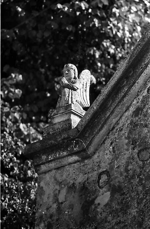 Ліва фігура ангела