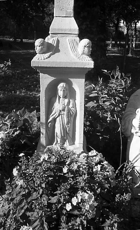 Підніжжя хреста з постаттю богородиці