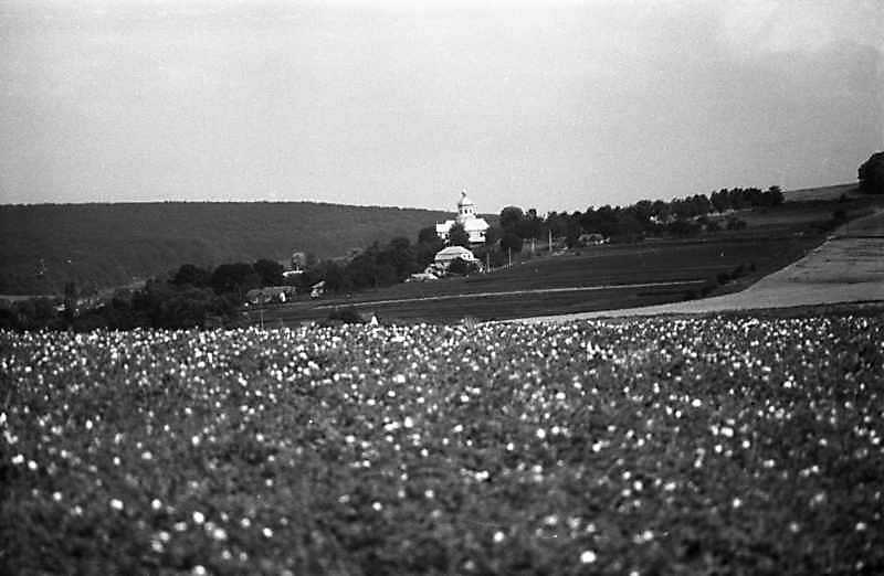1989 р. Панорама села і церкви з півдня