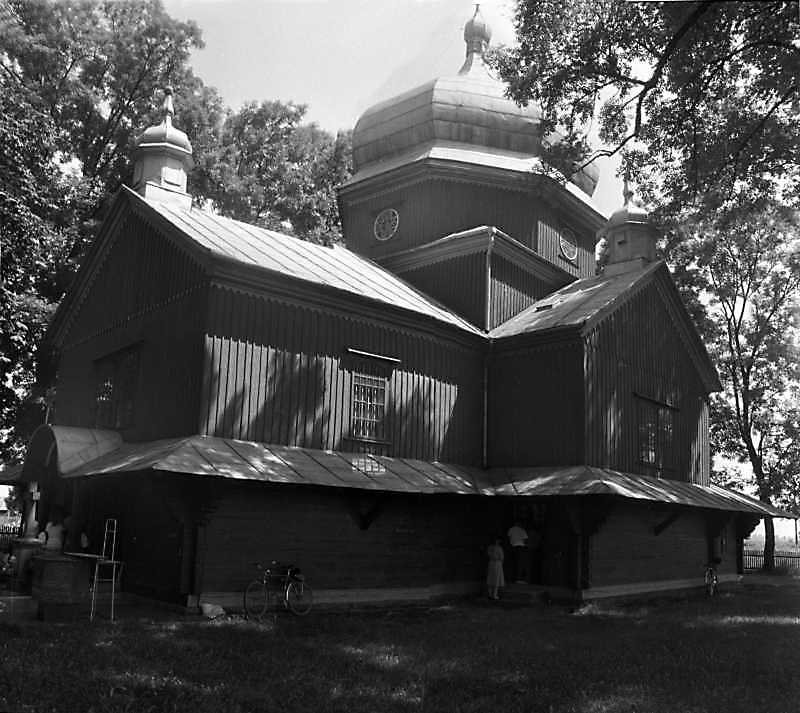 Церква (дерев.) розташована на околиці села. Вівтарем вона орієнтована на… Церква св.Петра і Павла