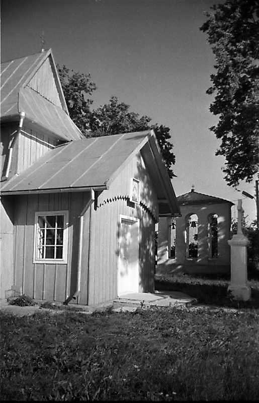 Притвор церкви і дзвіниця