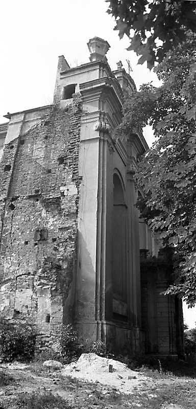 1989 р. Головний фасад у ракусрі.…