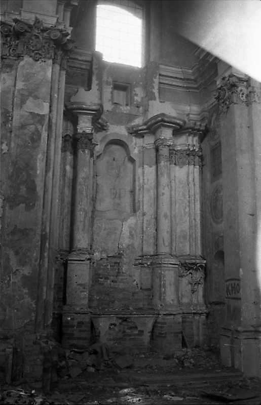 1989 р. Інтер’єр бічного (північного…