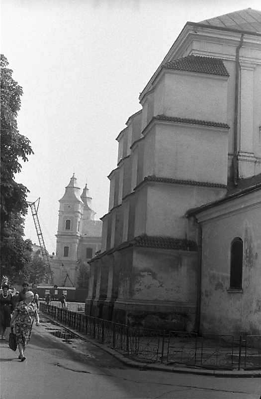 1989 р. Трансепт на тлі костелу…