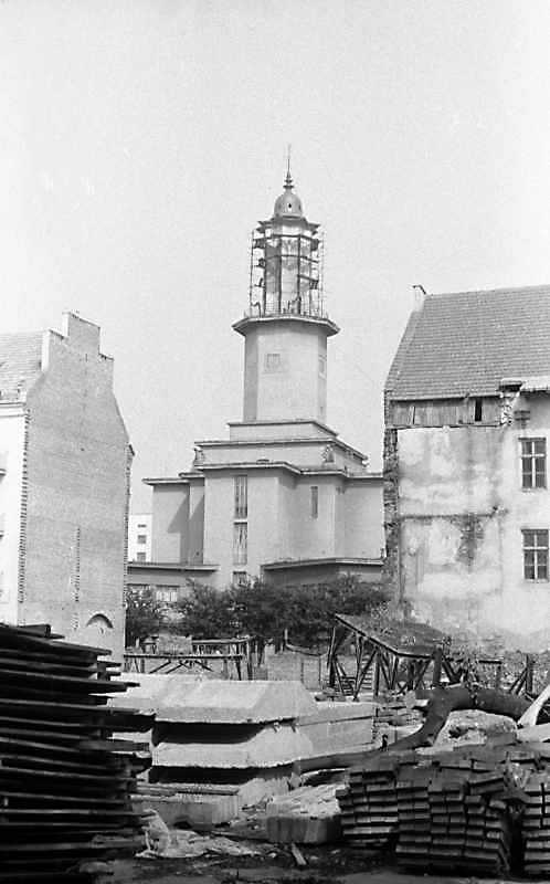 1989 р. Вид на ратушу крізь розрив у…