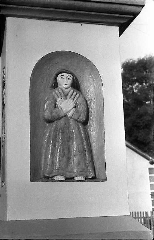 1989 р. Барельєф на цоколі