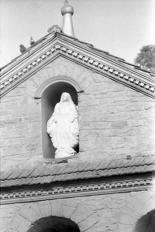 Скульптура “Непорочне зачаття” в ніші