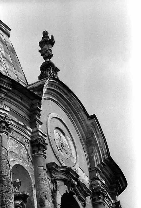 Тимпан фронтону башти