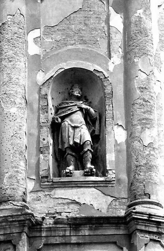 Постать рицаря в ніші