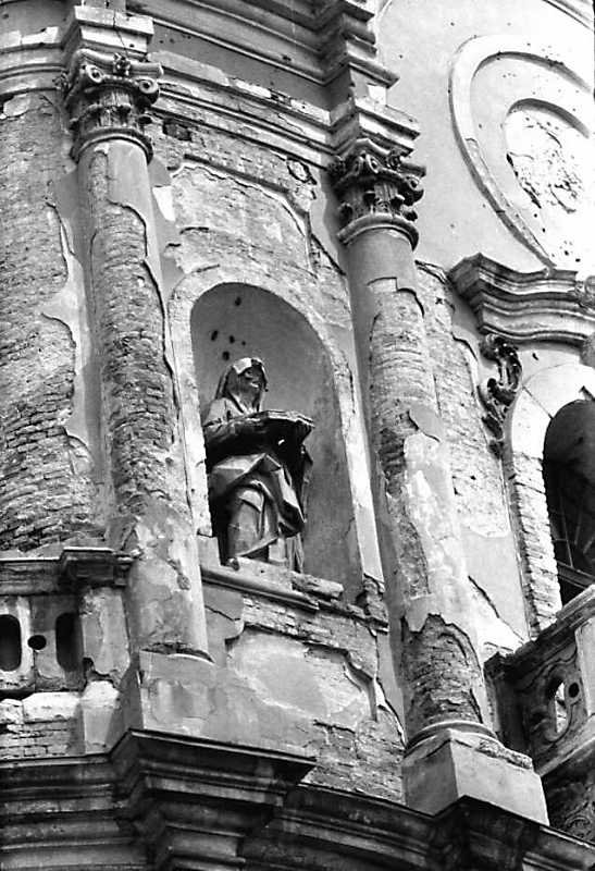 Постать у ніші