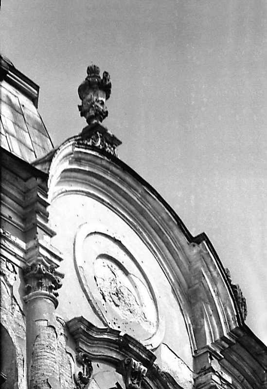 Тимпан фронтону башти